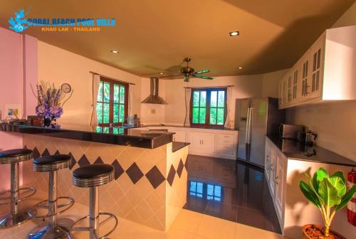 Kuchyň nebo kuchyňský kout v ubytování Coral Beach Pool Villa Khao Lak