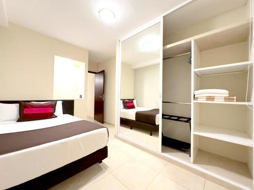 a bedroom with a bed and a mirror at Topacio7 Residencial in Boca del Río