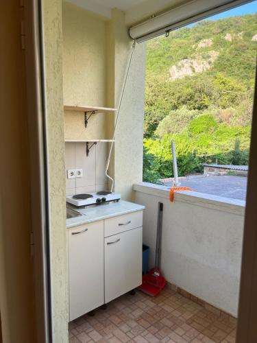 una cucina con un bancone e una finestra con vista di Villa M a Bečići