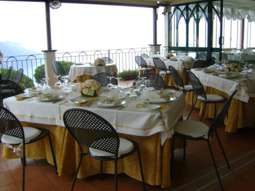 Un restaurante u otro lugar para comer en Hotel Rufolo