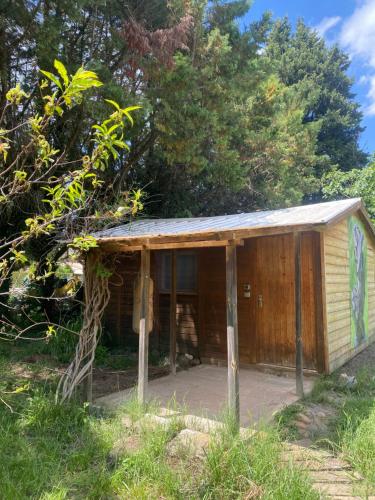 un petit bâtiment en bois au milieu d'un champ dans l'établissement Chalet chez habitant, à Barbentane