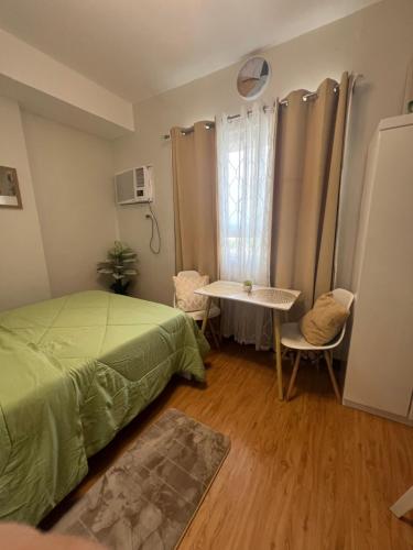 Giường trong phòng chung tại Fully Furnished Studio Condo with Amazing View