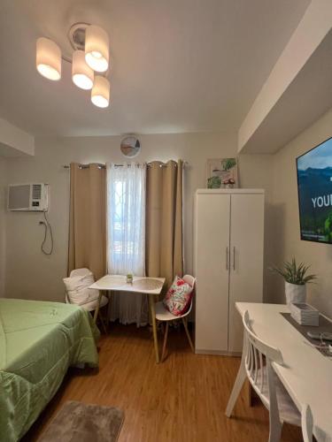 Giường trong phòng chung tại Fully Furnished Studio Condo with Amazing View