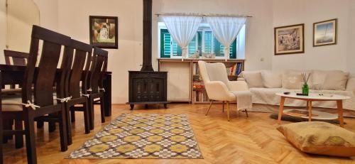 ein Wohnzimmer mit einem Holzofen im Zimmer in der Unterkunft Promaja in Kaštela