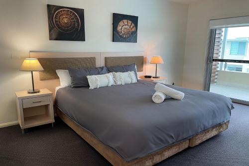 En eller flere senge i et værelse på Pacific Blue 245-265 Sandy Point Rd - Dual Key Access, air conditioned unit with resort facilities and linen supplied