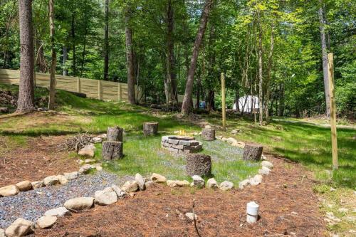 a garden with a fire pit in the middle of a yard at Dream Dome - Romantic Getaway, Hot Tub, AC, Wifi, National Park 8 min in Luray