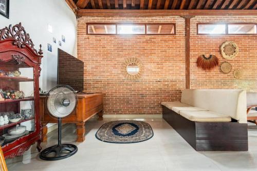 - un salon avec un canapé et un ventilateur dans l'établissement Villa Pondok Joglo, à Yogyakarta