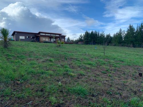 a house in the middle of a field at Casa de campo con tinaja en Los Ángeles in Los Ángeles