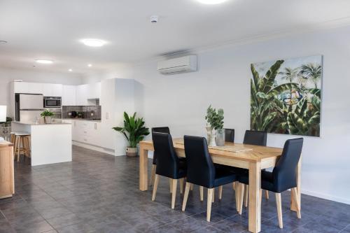 Kuchyň nebo kuchyňský kout v ubytování Mollymook Luxury Beachfront Apartment 3