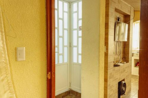 a white door in a room with a wall at Departamento céntrico 10 minutos aeropuerto CDMX in Ciudad Nezahualcóyotl