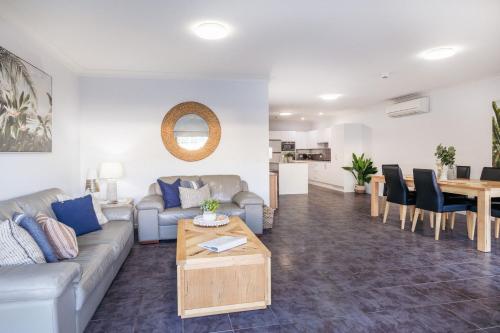 Posezení v ubytování Mollymook Luxury Beachfront Apartment 3