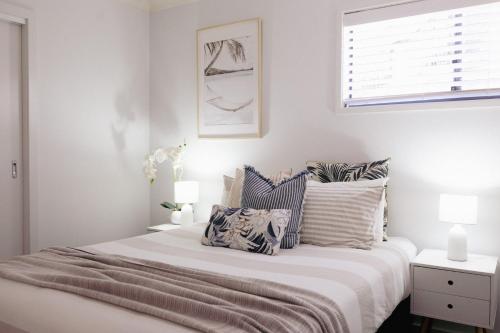 Postel nebo postele na pokoji v ubytování Mollymook Luxury Beachfront Apartment 3