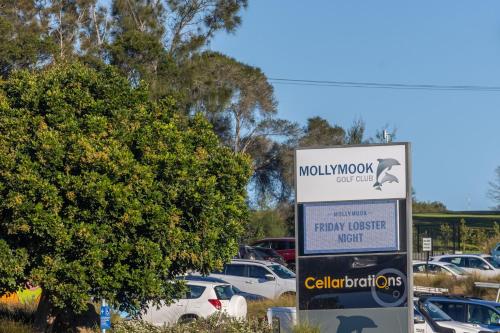 Certifikát, hodnocení, plakát nebo jiný dokument vystavený v ubytování Mollymook Luxury Beachfront Apartment 3