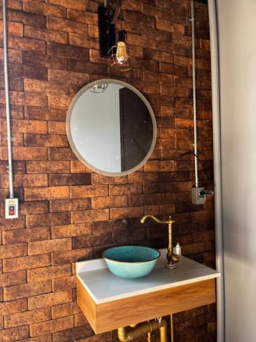 un baño con lavabo y espejo en LoftenTequis, en Tequisquiapan