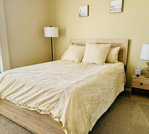 Un dormitorio con una cama grande con sábanas y almohadas blancas. en Oasis 2 bedroom minutes to the marina, en Los Ángeles