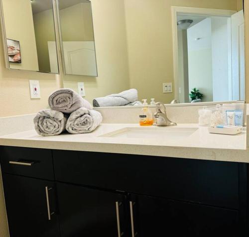 una encimera con lavabo y toallas. en Oasis 2 bedroom minutes to the marina, en Los Ángeles