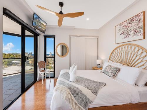 une chambre avec un lit et un ventilateur de plafond dans l'établissement Mariners Unit 11 Kings Beach QLD, à Caloundra