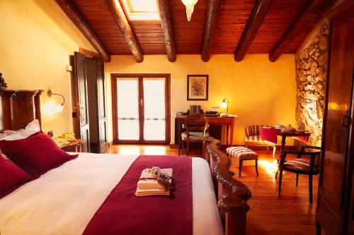 1 dormitorio con 1 cama, mesa y sillas en Casa Visnenza Bed & Breakfast, en Capo di Ponte