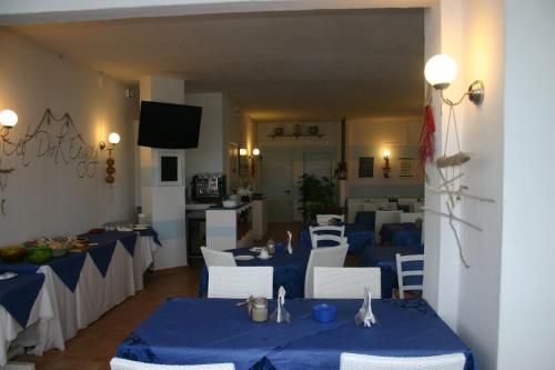 A television and/or entertainment centre at Hotel Villa Sorriso