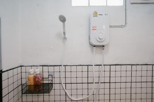 eine Dusche im gefliesten Bad mit Dusche in der Unterkunft Ta Kaew Hostel ตาแก้ว โฮสเทล in Nan