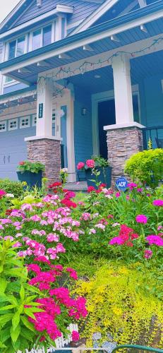 Un jardín fuera de Serenity Suite & King Comfort & Cool AC Bliss