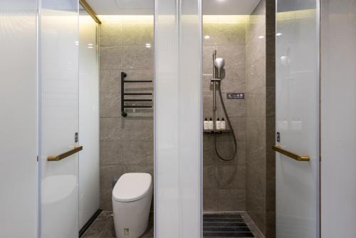 Ένα μπάνιο στο Nostalgia S Hotel Beijing National Olympic Sports Center 时光漫步S酒店 北京鸟巢奥体中心店 Free fresh ground coffee,Free laundry service