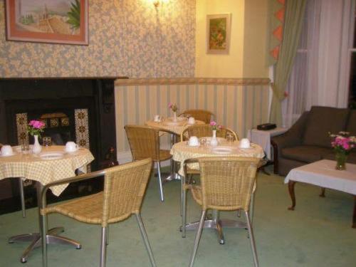 A restaurant or other place to eat at Ingledene Guest House