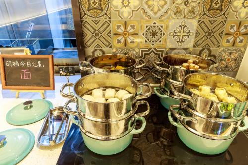 a group of buckets on a counter with food in them at Nost algia S Hotel Chengdu KuanZhai Alley & Renmin Park 时光漫步S酒店 成都宽窄巷子人民公园地铁站店 Free fresh ground coffee,Free laundry service in Chengdu