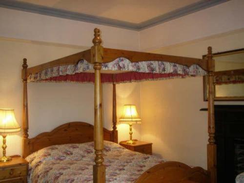 Tempat tidur dalam kamar di Ingledene Guest House
