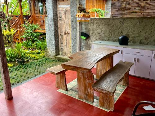 a wooden bench sitting in the middle of a kitchen at JANE’S HOUSE & SPA BEDUGUL BALI in Patjung