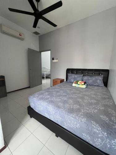 a bedroom with a bed and a ceiling fan at 班台民宿No 29 in Pantai Remis