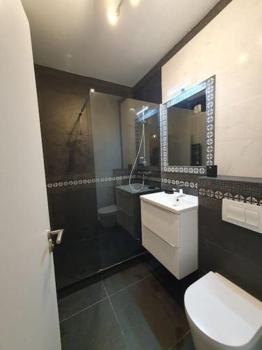 une salle de bain avec toilettes, lavabo et douche dans l'établissement Mon Paris, à Neuilly-sur-Seine