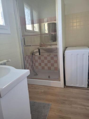 une salle de bain avec une douche, un lavabo et une baignoire dans l'établissement Location haut de villa, à Pignans