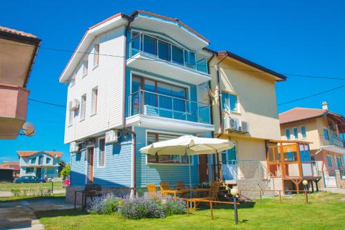 Summer Blue - Holiday House