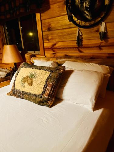 Postel nebo postele na pokoji v ubytování Badlands Frontier Cabins