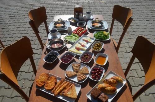 een tafel met veel verschillende soorten voedsel erop bij Doruk Hotel in Ayvalık