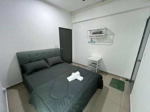 Un dormitorio con una cama verde con una caja encima. en Teratak Kasih, en Bukit Mertajam