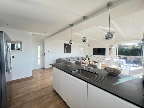 Il dispose d'une cuisine et d'un salon avec un évier et un canapé. dans l'établissement Magnifique vue sur l'esterel, à Saint-Raphaël