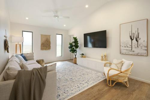 Μια τηλεόραση ή/και κέντρο ψυχαγωγίας στο Home away from Home at Dicky Beach
