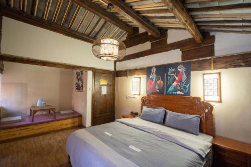 Postel nebo postele na pokoji v ubytování 丽江古城栖旅民宿 qī lǚ lnn old town lijiang