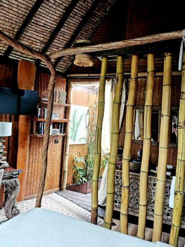 a bamboo wall in a room with a window at Hôtel Fenua Mata'i'oa in Papetoai