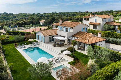 卡夫兰Mirana Luxury Villas的带泳池的别墅的鸟瞰图