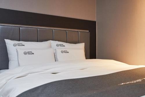 Katil atau katil-katil dalam bilik di You&Me Hotel