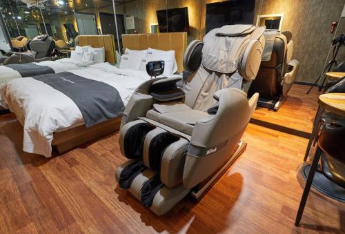 Katil atau katil-katil dalam bilik di You&Me Hotel