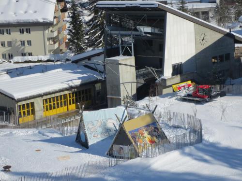Ferienwohnung Laax mit Traumblick, großem Balkon und Terrasse v zimě