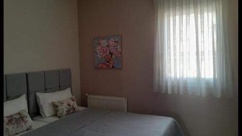 Ένα ή περισσότερα κρεβάτια σε δωμάτιο στο Nymfes House.