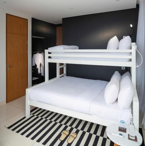 Ein Bett oder Betten in einem Zimmer der Unterkunft Selong Selo Resort and Villas