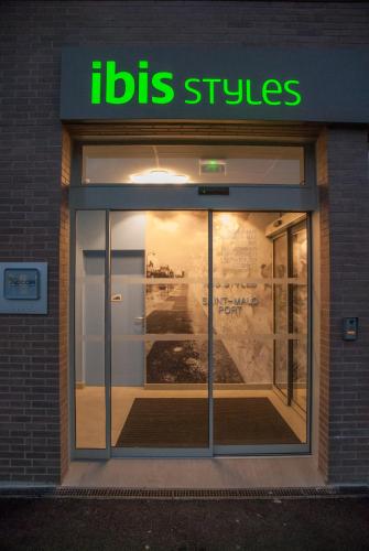a store front with a lit up sign on the door at ibis Styles Saint Malo Port in Saint Malo