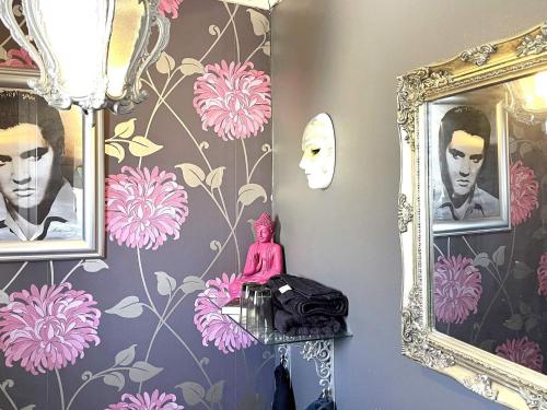 a room with a wallpaper with flowers and a mirror at 4 star holiday home in UDDEVALLA in Uddevalla