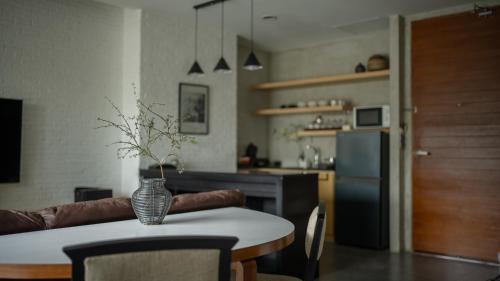 The Hotel Journal Chiangmaiにあるキッチンまたは簡易キッチン